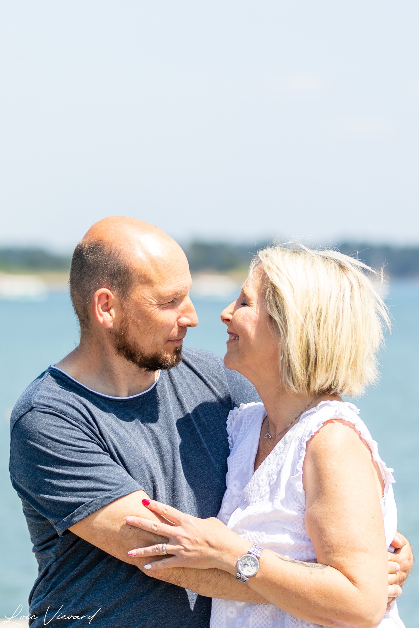 Couple enlacé au bord de l’eau