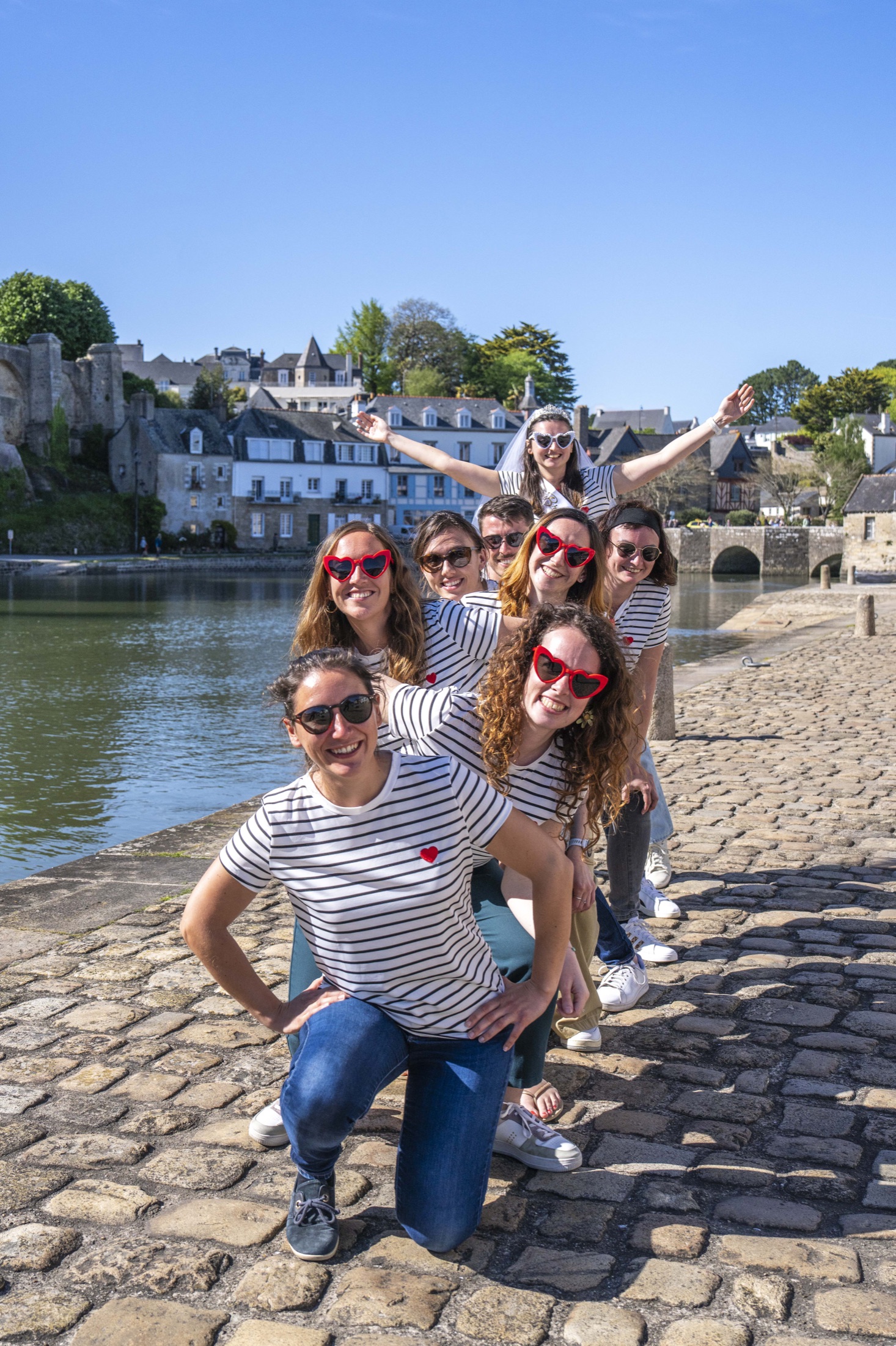 Groupe d’amies en marinières au bord du port