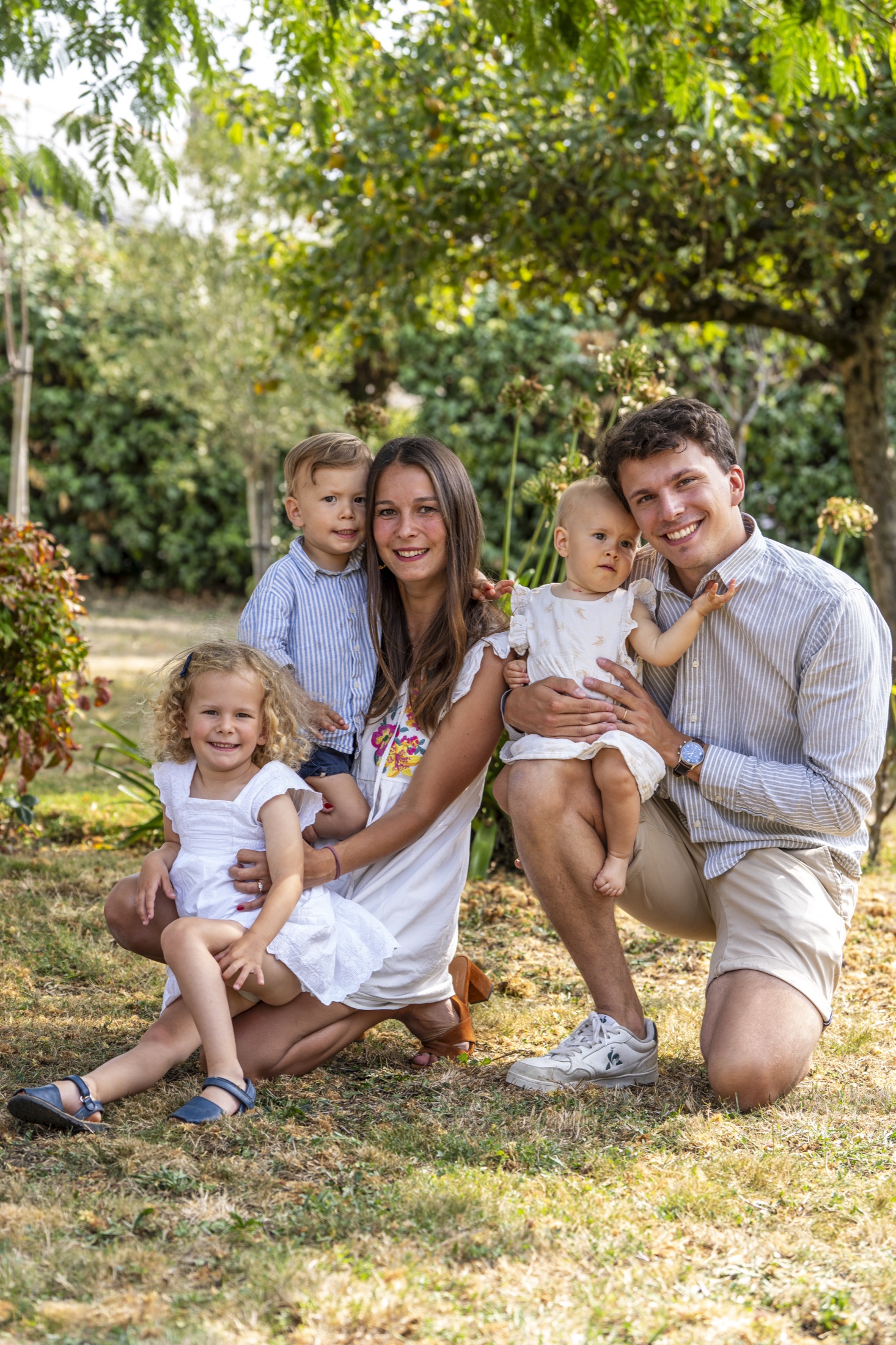 Portrait d’une famille réunie dans un jardin