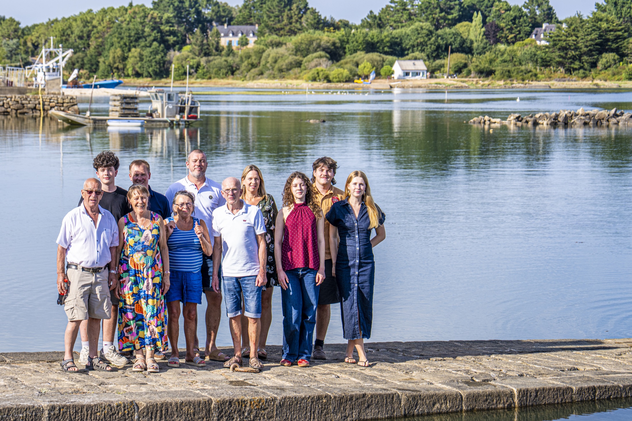 Grande famille réunie devant un port du Morbihan