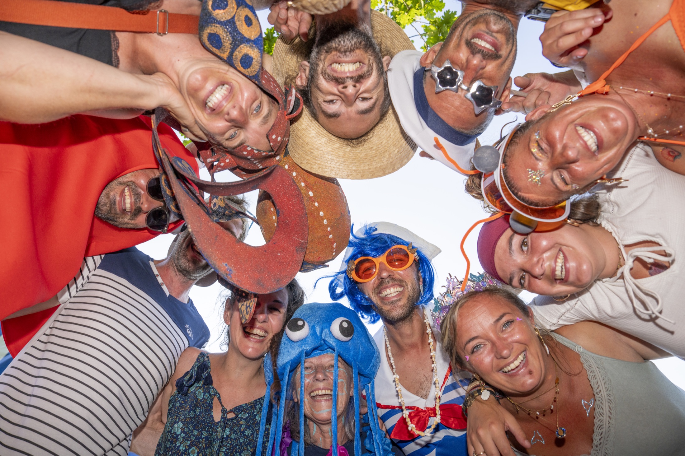 Invités costumés réunis en cercle pendant une fête