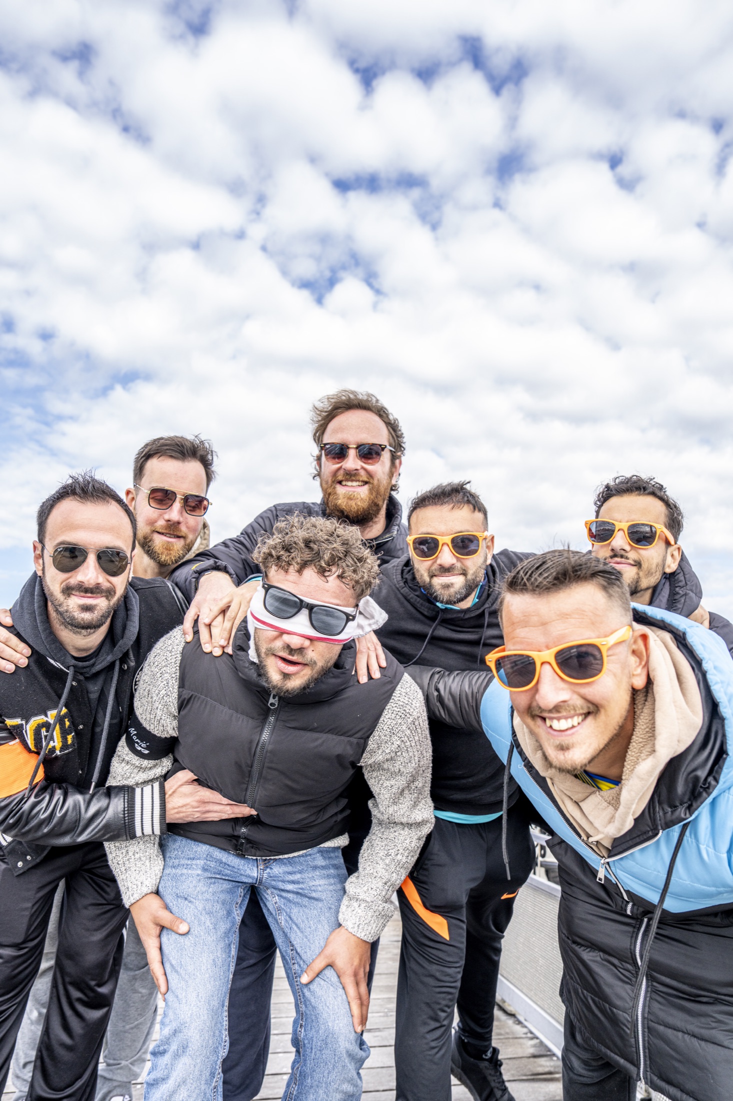 Groupe d’amis réuni pour une photographie spontanée