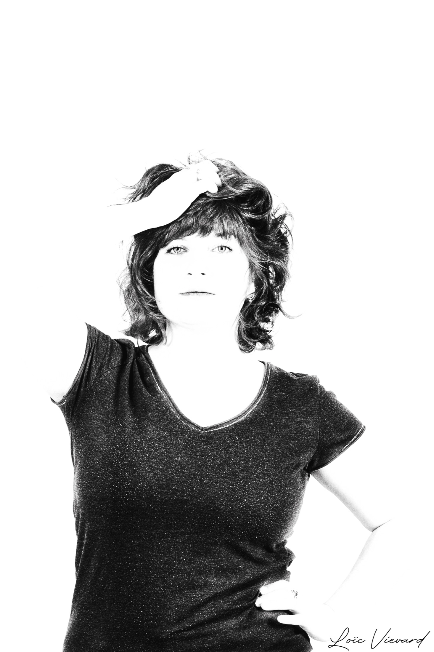 Portrait féminin artistique en noir et blanc
